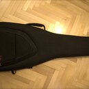 Černý pol pevný pouzdro na kytaru z textiledního materiálu. Na přední straně je červeným sviským písmem nápis Fender. Pouzdro má v horní části úchyt…