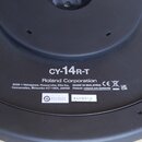 Černý plastový povrch spodní strany elektronického bubnu. Je na něm bílý nápis CY-14R-T a Roland Corporation, dále údaje 2036-1 Nakagawa, Hospo-cho,…