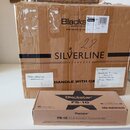 Kartonový přepravní box s nápisy Blackstar AMPLIFICATION, the sound in you a SILVERLINE STANDARD. Na krabici je ručně napsané číslo 29, adresa příjem…