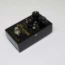 Černý kytarový efekt s nápisem Proton envelope filter a logem Leaf Audio. Na horní straně jsou čtyři černé otočné ovířky s popisky Range, Decay, Swee…