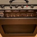 Kytarový zesilovač v černé texturované skříni. Na zadním panelu je nápis Special 6 ULTRA DESIGNED BY VHT USA HANDWIRED IN CHINA a logo VHT AMPLIFICAT…