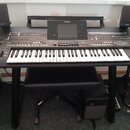 Černý digitální klavír s bílými a černými klávesami na černém stojanu. Na horním panelu je displej a nápisy YAMAHA a MONTAGE8. Součástí sestavy jsou…
