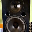 Černý reproduktor s logem YAMAHA v levém horním rohu. Je vybaven jedním výškoveým a jedním basovým reproduktorem, mezi kterými jsou umístěny dva kula…
