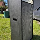 Černý reproduktor v hranaté bedně s texturovaným povrchem a kovovou mřížkou. V horní části je stříbrný panel s nápisy regent a VERMONA. Na boku je um…
