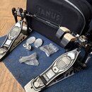 Sada bicích pedálů značky JANUS v kovovém provedení s černými detaily. Součástí je černá přepravní taška s nápisem JANUS, dvě náhradní šlapky a sáčky…