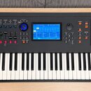 Černý digitální klavír s bílými a černými klávesami. Na levé straně je nápis YAMAHA s logem, na pravém boku svisle nápis MODX8. V horní části se nach…