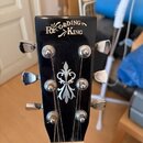 Černá hlava kytary s nápisem Recording KING v horní části. Uprostřed je umístěn bílý ornamentální znak. Na hlavě jsou instalovány šest chromovaných l…