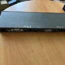 Černý rackový zesilovač s kovovým šasi. Na zadním panelu je nápis SR430 a text MANUFACTURED IN THE USA BY SOUND SYSTEMS. Jsou zde viditelné vstupy a…