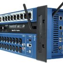 Modrý digitální mixážní pult s černými bočními panely a dvěma anténami. Na přední straně je bílý nápis Soundcraft ui24R a menší loga lexicon, dbx a D…