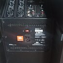 Zadávací panel černého reproduktoru s ovládacími prvky pro kanály CH 1, CH 2 a CH 3/4 včetně Bluetooth párování. Na zadním štítku je viditelné logo J…