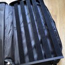 Otevřený černý textilní pouzdro s vnitřním organizátorem. V interiéru jsou umístěny svislé černé pásy z velcro materiálu pro upevnění příslušenství.…