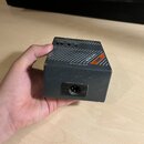 Šedý kovový box s nápisem Balanced Out a oranžovým štítkem ACTIVE DI-BOX. Na horní straně jsou přepínače s popisky Phase, Ground Lift a vpravo nápis…