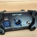Černý elektronický modul s nápisem behringer a označením SC-U StageConnect. Zařízení obsahuje konektory s popisky CLIENT (s tlačítkem PUSH), HOST a U…