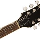 Detail hlavy a hředu kytary s tmavým povrchem a dřevěným hmatníkem. Na hlavě je zlatý nápis GRETSCH a jsou zde instalovány šest chromovaných ladiček.…