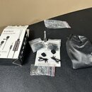 Fotografie zobrazuje sadu mikrofonů v původním balení a s příslušením. Na krabici je nápis SYNCO, Microphone Lav-56D a DOUBLE-HEAD Lavalier Microphon…