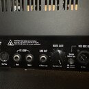 Zadní panel černého kytarového zesilovače s nápisem Hughes & Cottner TECHNOLOGY OF TONE a označením GRANOMEISTER 36. Panel obsahuje konektory MIDI (I…