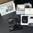 Sada bezdrátového mikrofonu značky SYNCO, model G1T/G1L. Obsahuje černý vysílač s nápisem SYNCO Transmitter a přijímač s nápisem SYNCO Receiver, USB-…