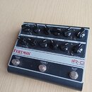 Kytarový předzesilovač Friedman IR-D Dual Tube Preamp v černé barvě s kovovým šasi. Horní panel obsahuje šest ovládacích knoflíků s popisky BOOST V.,…