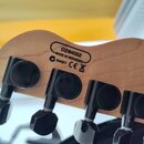 Zadní strana hlavy kytary z přírodního dřeva s pěti černými ladicími mechanismy. Na dřevě je vyražen nápis CI21041352, MADE IN INDONESIA a N427 CE s…