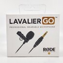 Bílé čtvrčítkové balení s nápisem LAVALIER GO™ a podtitulem PROFESSIONAL WEARABLE MICROPHONE. Na krabici je obrázek černého lavalier mikrofonu a kone…