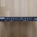 Černý rackový přístroj s bílými nápisy. Na levé straně je logo MXR CUSTOM SHOP a napravo nápis SMART GATE PRO DUNLOP MANUFACTURING INC. Zařízení obsa…