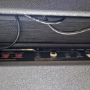 Zadávací panel zesilovače značky Marshall s černým povrchem. Jsou zde viditelné výstupní konektory pro reproduktory s nápisy 16 OHM, 8 OHM a 2x16 OHM…