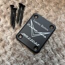 Černý kovový kryt s čtyřmi otvory pro šrouby a čtyři černé šrouby. Na krytu je bílý nápis LIMITED EDITION, Custom Shop a SOULLESS doplněný o grafický…