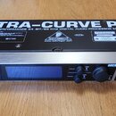 Digitální audio procesor v rackovém provedení s černým šasi a stříbrným předním panelem. Na horní straně je nápis ULTRA-CURVE PRO a text ULTRA HIGH-P…