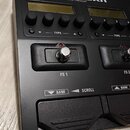 Černý kytarový procesor s nápisem ZOOM G3Xn Multi-Effects Processor. Zařízení obsahuje dvě displeje, několik ovládacích knoflíků a dva nožní spínače…