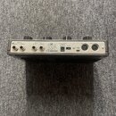Zadní strana efektového pedálu v černé barvě s kovovým panelem. Na panelu jsou nápisy INPUT MONO - STEREO, OUT PUT MONO - STEREO, 9V DC300mA, MODE, I…