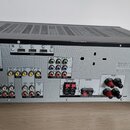 Zadní strana stříbrného AV receiveru značky SONY, model STR-DJ2030. Zařízení obsahuje širokou škálu vstupů a výstupů, včetně HDMI, optických digitáln…