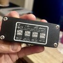 Zadní strana černého kytarového efektu v kovovém šasi. Na bílé nálepce je nápis SL drive a instrukce 9 to 18vdc adaptor, use only regulated to replac…