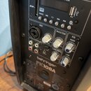 Detail zadní strany černého reproduktoru značky behringer, model PK108A. Horní část tvoří DIGITAL MEDIA PLAYER s displejem, slotem SD, USB portem a o…
