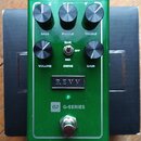 Zelený kytarový efekt s pětí knoflíky a přepínačem. Na přístroji jsou nápisy BASS, MIDDLE, TREBLE, VOLUME, GAIN a DRIVE s přepínačem označeným BLUE,…