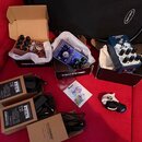 Na červeném povrchu jsou tři kytarové efekty v hnědých krabicích s nápisem Prepare to be happy. První efekt je hnědý s leopardím vzorem a nápisem MAF…