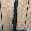 Černý textilní pouzdro (gig bag) na hudební nástroj s bílým lemováním po okrajích. V dolní části je červený nápis stagl. Pouzdro vykazuje mírné pomač…