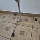 Stříbrný kovový stativ s trojnožkou a černými gumovými koncovkami. Na horní části je viditelný úpínací šroub a nápis 40. Povrch je lesklý, v dobrém s…