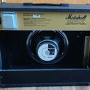 Černý kytarový kombo zesilovač s otevřeným zadním panelem. Na horní straně je bílý štítek s nápisy MODEL 8080 SOLID STATE LEAD AMPLIFIER, 80 Watts RM…