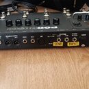 Černý kytarový procesor s nápisem podHD500. Na zadní straně jsou viditelné konektory s popisky GUITAR IN, CD/MP3 INPUT, UNBALANCED OUTPUT L/MONO R/MO…