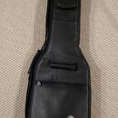Černý pol pevný pouzdro na kytaru z syntetického materiálu. V dolní části je vyražený nápis LOCKBAG a kulatá nálečka s textem High quality instrument…