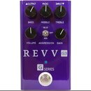 Fialový kytarový efekt s nápisy REVV G3 a G SERIES. Na horní straně jsou tři ovládací knoflíky s popisky BASS, MIDDLE a TREBLE, pod nimi jsou další d…