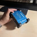 Modrá DI box s černými gumovými nájezdy na hranách. Na horní straně je bílý nápis SAMSON a S-direct, dále jsou zde schéma zapojení a texty INPUT, LVL…
