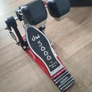Červený bubnový pedál s černým šlapadlem. Na šlapadle je bílý nápis "5000" a pod ním text "The Drummer's Choice.". Pedál má dvě černé beatery a je um…
