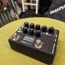 Černý kytarový pedál s nápisy MXR, BASSINNOVATIONS a bass d.i.+. Na horní straně se nachází pět černých otočných ovátků a dva stříbrné přepínače. Na…