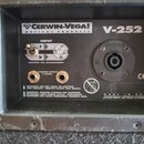 Zadávací panel černého reproduktoru s nápisy CERWIN-VEGA! MUSICAL PRODUCTS a V-252. Panel obsahuje jeden vstup INPUT s konektorem Neutrik, dvě vstupy…