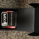 Oranžový kytarový efekt s nápisy MXR a phase 95. Na pedálu jsou vidět ovládací prvky v podobě přepínače a otočného knoflíka s nápisem speed. Vedle ef…