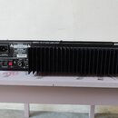 Černý studiový zesilovač s nápisem SERVO 170 STUDIO AMPLIFIER a značkou SAMSON. Na zadní straně jsou vidět konektory, pojistka T2.5AL/250V a varovné…