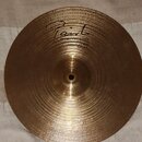 Zlatavý kovový činel s koncentrickým broušením povrchu. Na horní části je černý nápis „Paiste“ a pod ním texty „INNOVATIONS“, „HEAVY HI HAT“ a „14"“.…