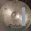 Kruhová mosazná činely s viditelným broušením povrchu. Na spodní části je černý nápis Turkish a pod ním menší text handmade cymbals from Turkey. V ho…