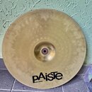 Zlatavý kovový činel s jemným žilkováním povrchu. V dolní části je černý nápis pAiste a pod ním menší text MADE IN GERMANY. Činel vykazuje minimální…